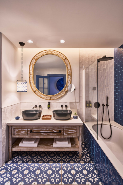 junior suite bathroom with bathtub